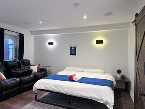 Superior Room, 1 King Bed, Private Bathroom | Free WiFi - Superior Master Suite (Niagara Falls)