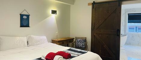 Superior Suite, 1 King Bed, Private Bathroom