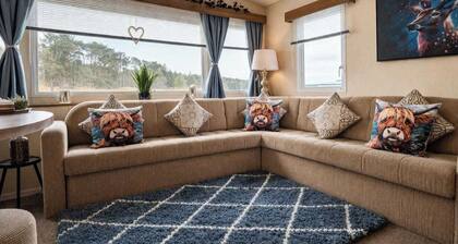 Cabin- Sleeps 8- Hot Tub, Free Parking, Wifi, Pets