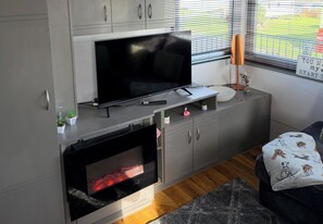 TV - Beautiful 3 Bed, Sleeps 6, Wifi, Pet Friendly (Bridlington)