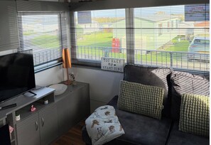TV - Beautiful 3 Bed, Sleeps 6, Wifi, Pet Friendly (Bridlington)