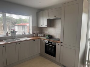 Private kitchen - 3 Bed Cottage - Sleeps 5 - Pets - HotTub - Garden (King's Lynn)