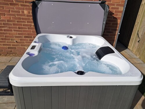 3 Bed Cottage - Sleeps 5 - Pets - HotTub - Garden