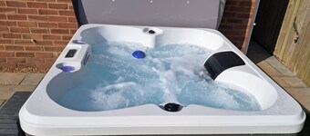 3 Bed Cottage - Sleeps 5 - Pets - HotTub - Garden