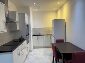 Fridge, microwave, oven, stovetop - Heathrow Airport - Apt - Stay 3 - Great Location (Hounslow)