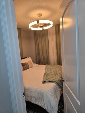 Room - Adorable 2-bedroom Spacious Two King Bed (Riverside)