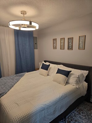 Room - Adorable 2-bedroom Spacious Two King Bed (Riverside)