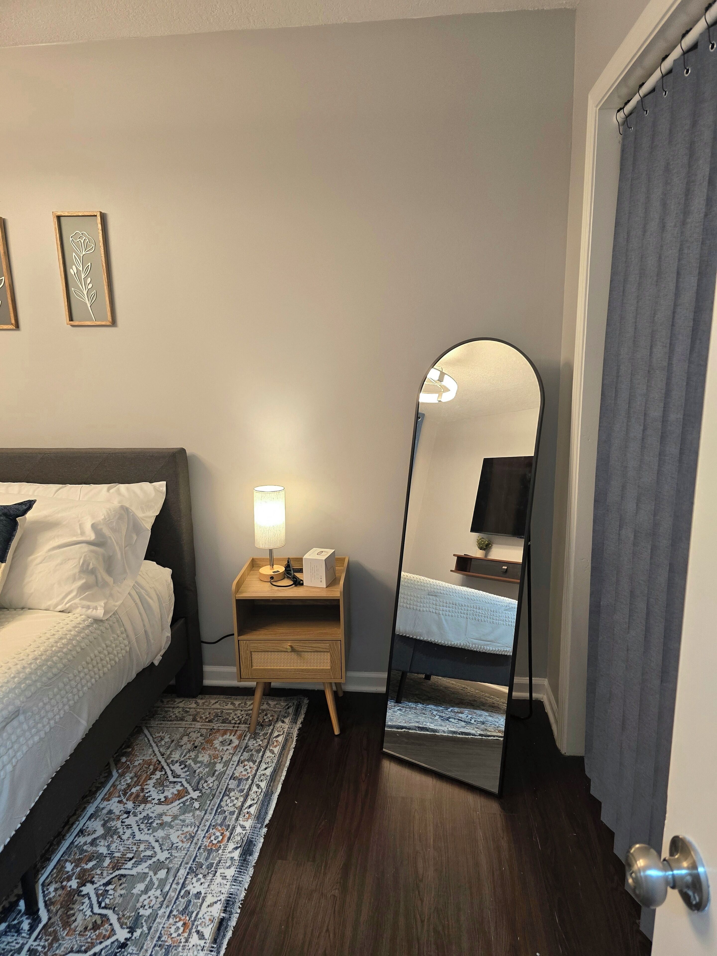2 bedrooms, desk, iron/ironing board, WiFi