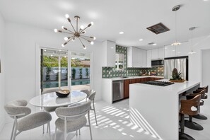 Private kitchen - Modern, Stylish, and Relaxing Palm Springs Resort!! (Palm Springs)