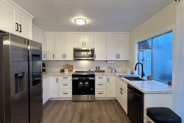 Coffee/tea maker, fridge, microwave, oven
