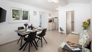 TV - Holiday home with swimming pool and summer kitchen (Pula)