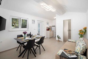 TV - Holiday home with swimming pool and summer kitchen (Pula)