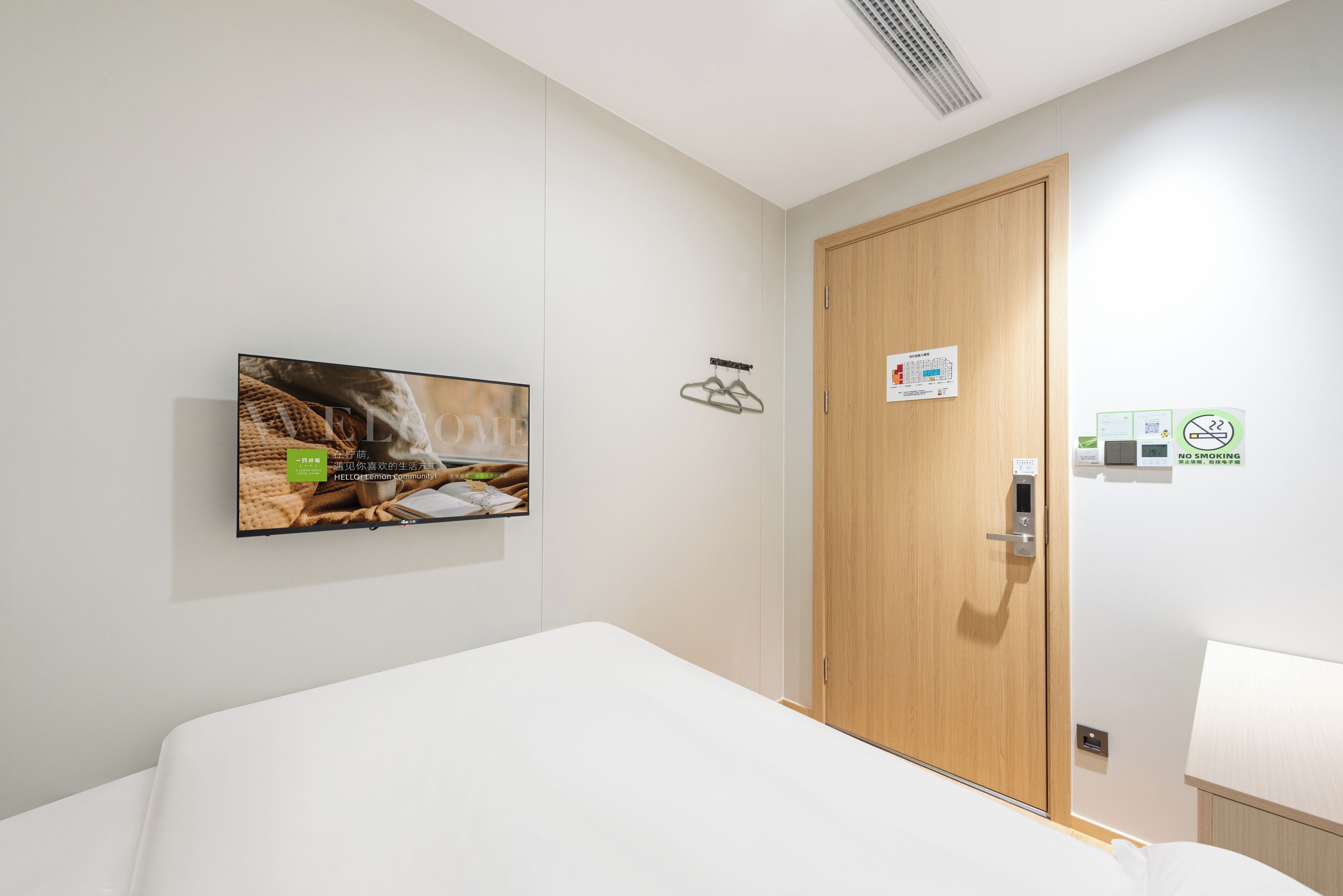 King Size Bed Room Shared Bathroom No Window