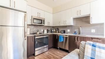 Coffee/tea maker, fridge, microwave, oven
