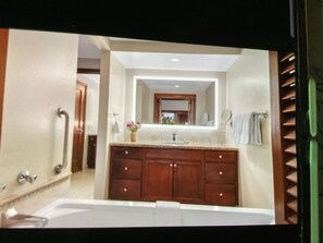 Hair dryer, towels, soap, toilet paper - Bright 2-bedroom condo with AC in brilliant Kapolei (Kapolei)