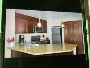 Private kitchen - Bright 2-bedroom condo with AC in brilliant Kapolei (Kapolei)