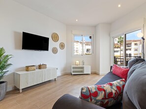TV - Santa Amalia 15 - Terrace, Pool, Parking, Second line beach (Torremolinos)
