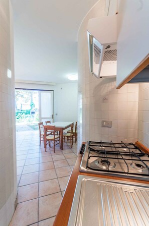 Fridge, microwave, stovetop - Holiday apartment with air conditioning, garden and pool (Bibione)