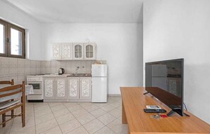 Kühlschrank, Ofen, Herdplatte, Kochgeschirr/Geschirr/Besteck