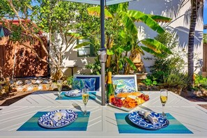 Outdoor dining - Birdrock Surf Cottage - private beach escape (La Jolla)