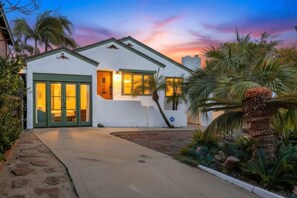 Exterior - Birdrock Surf Cottage - private beach escape (La Jolla)