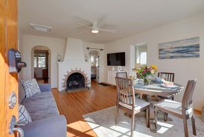 Interior - Birdrock Surf Cottage - private beach escape (La Jolla)