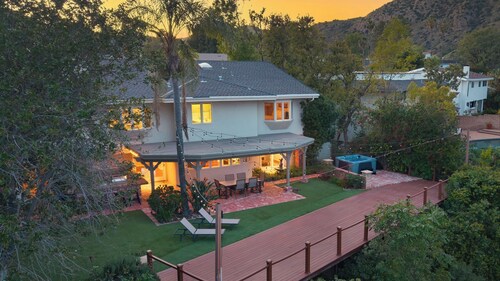 Twilight Terrace by Avantstay West Hills Retreat Hot Tub, BBQ + EV Charger, Near Malibu