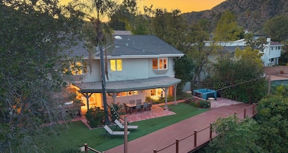 Twilight Terrace by Avantstay West Hills Retreat Hot Tub, BBQ + EV Charger, Near Malibu
