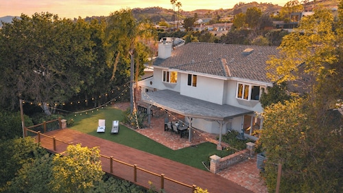 Twilight Terrace by Avantstay West Hills Retreat Hot Tub, BBQ + EV Charger, Near Malibu