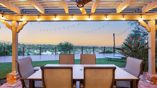 Twilight Terrace by Avantstay West Hills Retreat Hot Tub, BBQ + EV Charger, Near Malibu