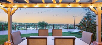 Twilight Terrace by Avantstay West Hills Retreat Hot Tub, BBQ + EV Charger, Near Malibu