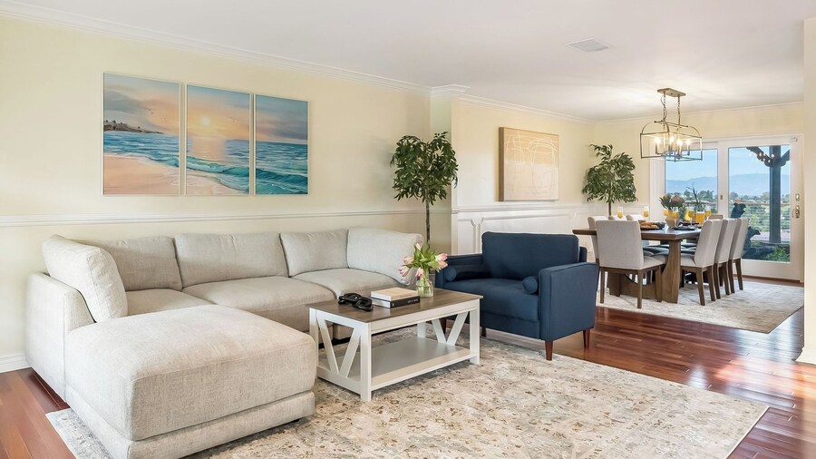 Twilight Terrace by Avantstay West Hills Retreat Hot Tub, BBQ + EV Charger, Near Malibu