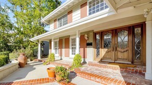 Interior - Twilight Terrace by Avantstay West Hills Retreat Hot Tub, BBQ + EV Charger, Near Malibu (West Hills)