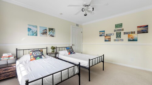 Twilight Terrace by Avantstay West Hills Retreat Hot Tub, BBQ + EV Charger, Near Malibu
