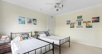 Twilight Terrace by Avantstay West Hills Retreat Hot Tub, BBQ + EV Charger, Near Malibu