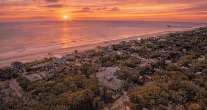 Family Tides by Avantstay 1 Block to the Beach + Game Room + Large Deck Near Center Street