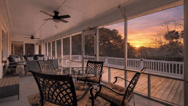 Family Tides By Avantstay 1 Block To The Beach + Game Room + Large Deck Near Center Street - Folly Beach, SC