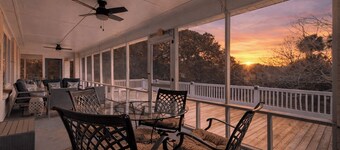 Family Tides by Avantstay 1 Block to the Beach + Game Room + Large Deck Near Center Street