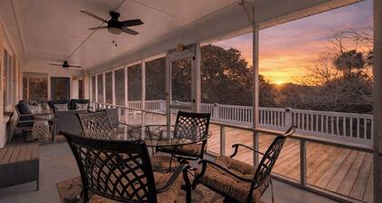 Family Tides by Avantstay 1 Block to the Beach + Game Room + Large Deck Near Center Street