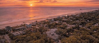 Family Tides by Avantstay 1 Block to the Beach + Game Room + Large Deck Near Center Street