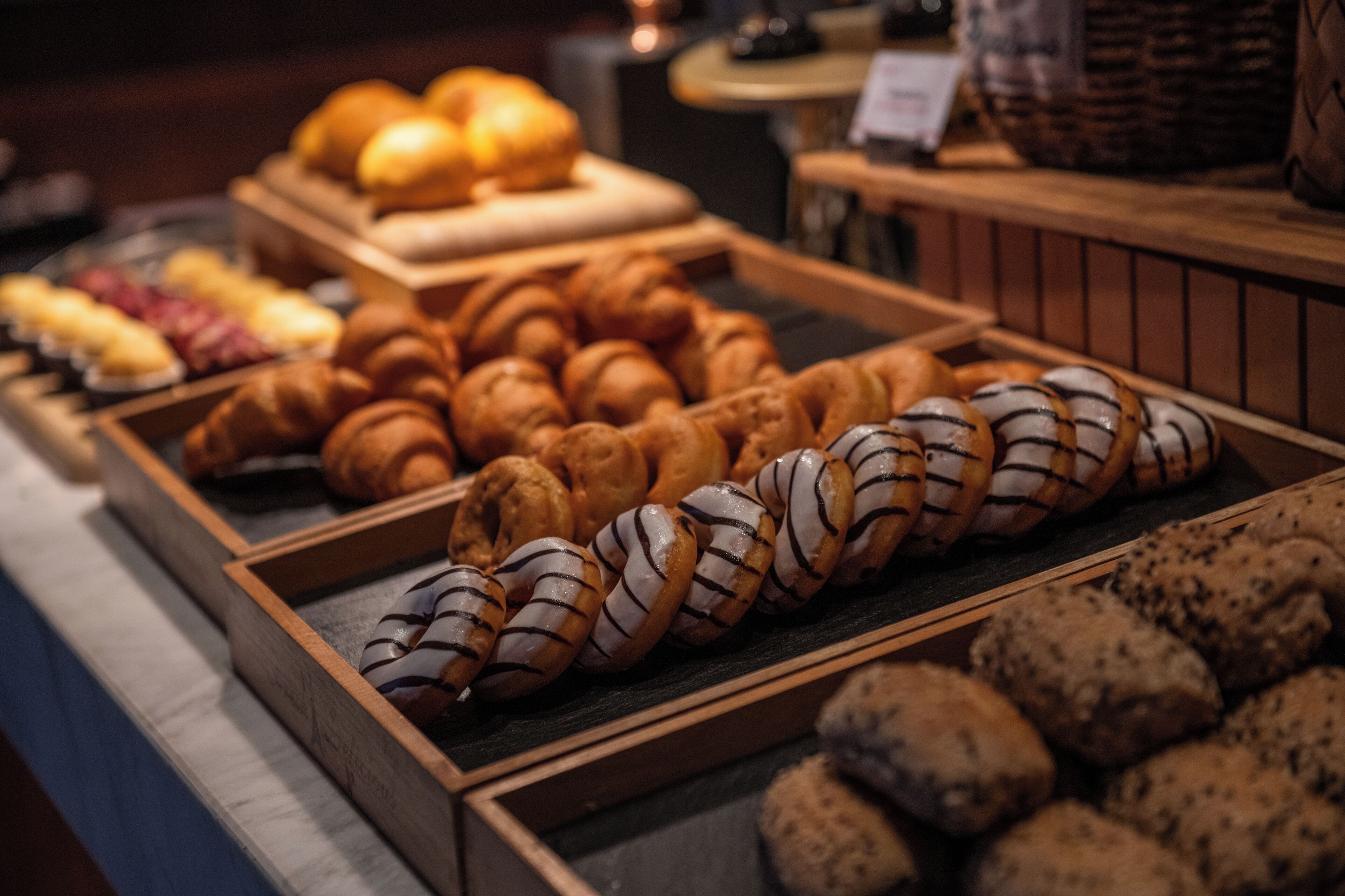 Mostrador de panadería con diversos productos horneados.