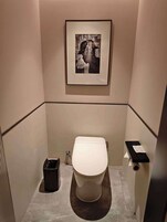 Quarto casal superior, vista para a cidade | Banheiro