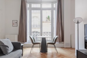 TV, stereo - Blueground | Porte Dauphine, view, nr Arc de Triomphe (Paris)