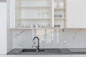 Fridge, microwave, oven, stovetop - Blueground | Porte Dauphine, view, nr Arc de Triomphe (Paris)