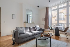 TV, stereo - Blueground | Porte Dauphine, view, nr Arc de Triomphe (Paris)
