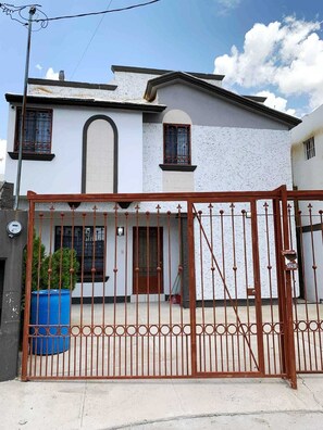 Exterior - House near the consulate (Juárez)