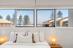 2 bedrooms, iron/ironing board, travel cot, WiFi - The Boardwalk - Oceanview Unit on Bulcock Beach (Caloundra Region)