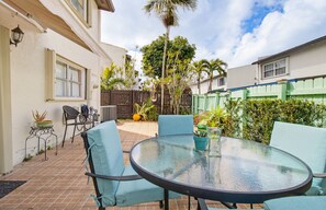 Outdoor dining - Perfect 2-bedroom townhome with AC in vibrant Miami (Miami)