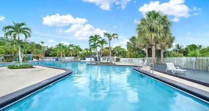 Perfect 2-bedroom townhome with AC in vibrant Miami