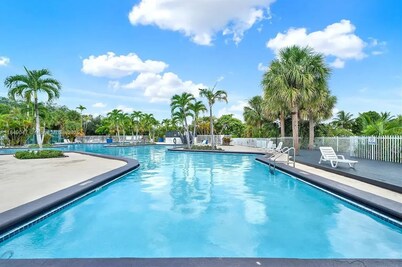 Perfect 2-bedroom townhome with AC in vibrant Miami